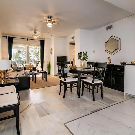 Apartment Lovely 3-bedroom 350 M Walk To The Marbella