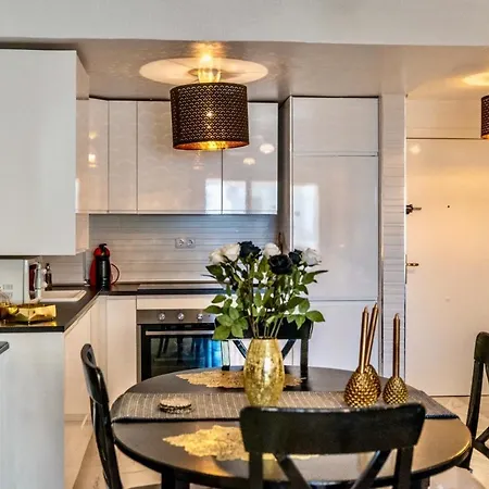Lovely 3-bedroom 350 M Walk To The