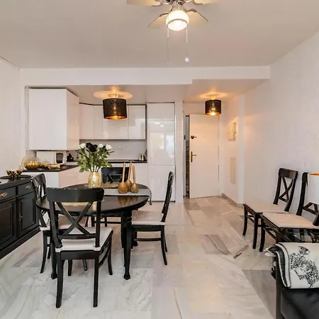 Lovely 3-bedroom 350 M Walk To The Apartment Marbella
