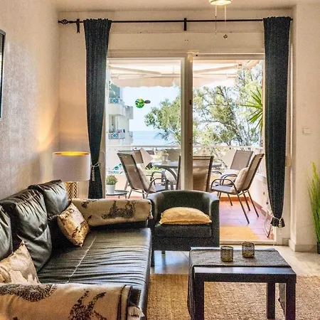 Lovely 3-bedroom 350 M Walk To The *