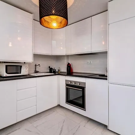 Apartment Lovely 3-bedroom 350 M Walk To The Marbella