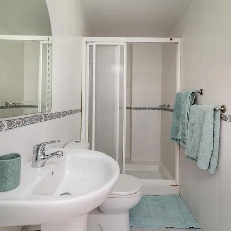 Lovely 3-bedroom 350 M Walk To The Marbella