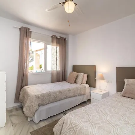 Lovely 3-bedroom 350 M Walk To The Apartment Marbella