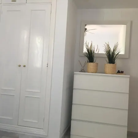Lovely 3-bedroom 350 M Walk To The *