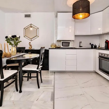 Apartment Lovely 3-bedroom 350 M Walk To The