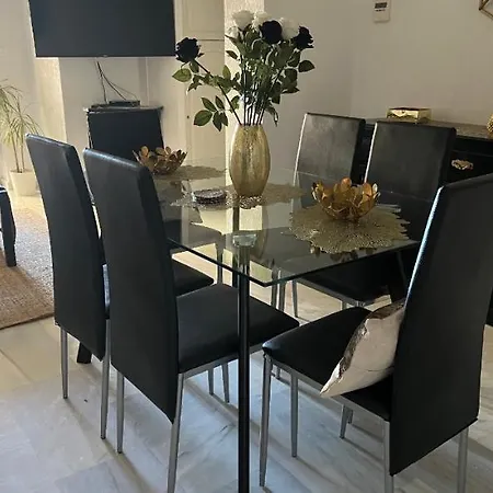Lovely 3-bedroom 350 M Walk To The Apartamento